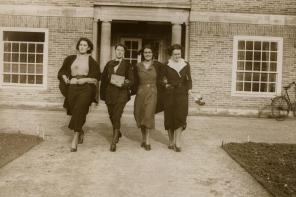 Students outside Deneke c.1933
